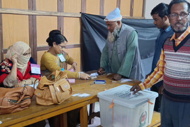 ঝালকাঠিতে উৎসবমুখর পরিবেশে চলছে ভোটগ্রহণ