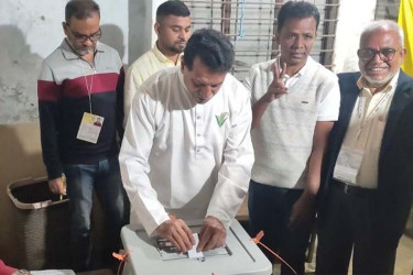ভোট দিলেন নরসিংদী-১ আসনের ধানের শীষের প্রার্থী খোকন