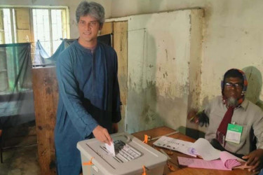 ভোট দিলেন জোনায়েদ সাকি