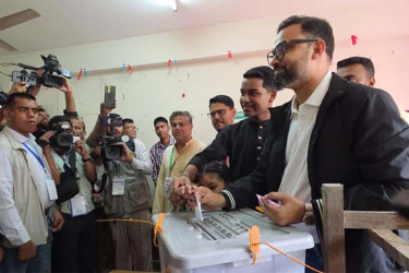 মানুষ স্বতঃস্ফূর্তভাবে ভোট দিতে পারছে: আমিনুল হক