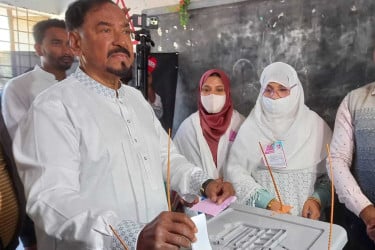 ভোট দিলেন মেজর হাফিজ উদ্দিন