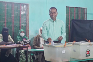 ভোট দিলেন ব্যারিস্টার কায়সার কামাল