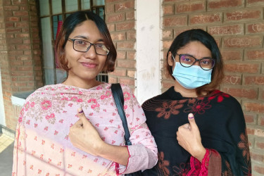 যাচাই-বাছাই করেই জীবনের প্রথম ভোট দিচ্ছেন তরুণরা