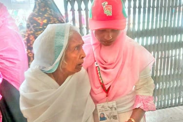 চোখে দেখেন না, হাঁটতেও পারেন না, তবুও ভোটকেন্দ্রে ৮০ বছরের বৃদ্ধা