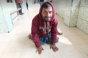 হামাগুড়ি দিয়ে ভোট দিতে এলেন কাদের, প্রত্যাশা শান্তির দেশ