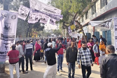 নওগাঁয় ভোটকেন্দ্রের বাইরে উৎসুক জনতার ভিড়