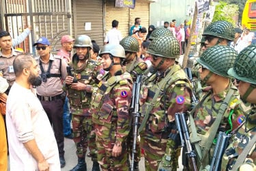 ভোটকেন্দ্রের নিরাপত্তায় কঠোর অবস্থানে আইনশৃঙ্খলা বাহিনী