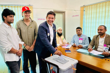 রূপগঞ্জে পরিবারসহ ভোট দিলেন বিএনপি প্রার্থী দিপু