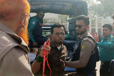 ভোটকেন্দ্রে ভিডিও ধারণ, দুই যুবকের ৭ দিনের কারাদণ্ড