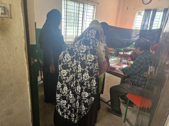 আজমপুরের একটি কেন্দ্রে ২১ শতাংশ ভোট পড়েছে