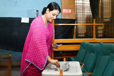 জনগণ স্বতঃস্ফূর্তভাবে ভোট প্রদান করছে : তথ্য উপদেষ্টা