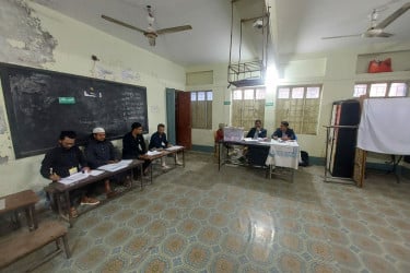 দুপুরে ফাঁকা ভোটকেন্দ্র, অপেক্ষায় নির্বাচন কর্মকর্তারা