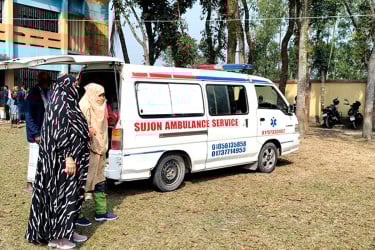 অ্যাম্বুলেন্সে কেন্দ্রে এসে পছন্দের প্রার্থীকে ভোট দিলেন নারী ভোটার