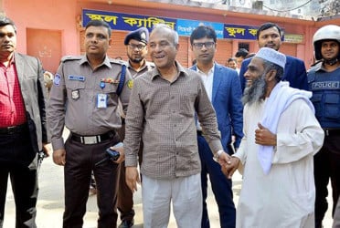 রাজধানীর বিভিন্ন ভোটকেন্দ্র পরিদর্শনে স্বরাষ্ট্র উপদেষ্টা