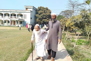 রূপগঞ্জে লাঠিতে ভর করে ভোটকেন্দ্রে এলেন ৮৫ বছর বয়সী আব্দুল করিম