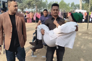 কোলে চড়ে ভোট দিলেন বয়োবৃদ্ধ শাহজাহান মোল্লা