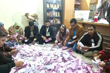 চাঁপাইনবাবগঞ্জে শান্তিপূর্ণ ভোটগ্রহণ শেষে চলছে গণনা