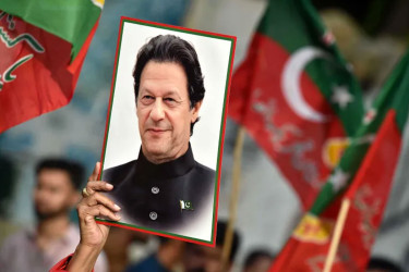 জেলে অবহেলায় দৃষ্টিশক্তি হারাচ্ছেন ইমরান খান