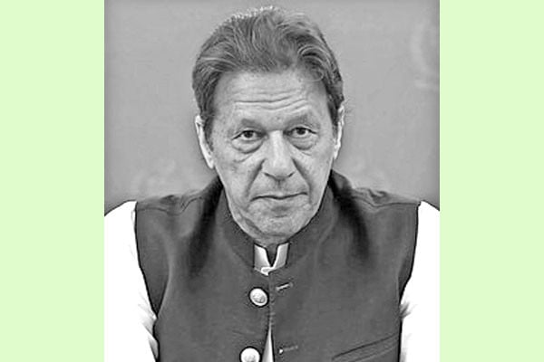 ডান চোখের দৃষ্টি হারাচ্ছেন ইমরান খান