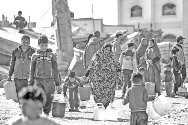 গাজার শরণার্থী শিবিরে বিশুদ্ধ খাবার পানি সংগ্রহ
