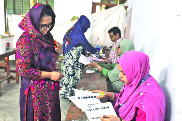 কেন্দ্রে কেন্দ্রে দলীয় কর্মী এজেন্টদের সহাবস্থান