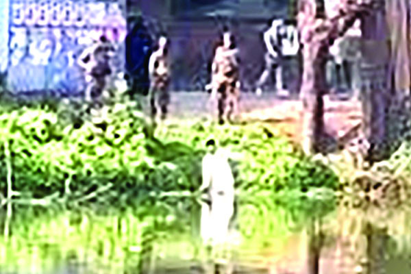 বিশৃঙ্খলা করায় চট্টগ্রামে যুবককে পানিতে নামিয়ে শাস্তি