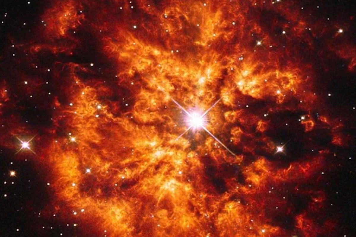 ১৫ হাজার আলোকবর্ষ দূরে আগুনঝরা এক তারকার গল্প