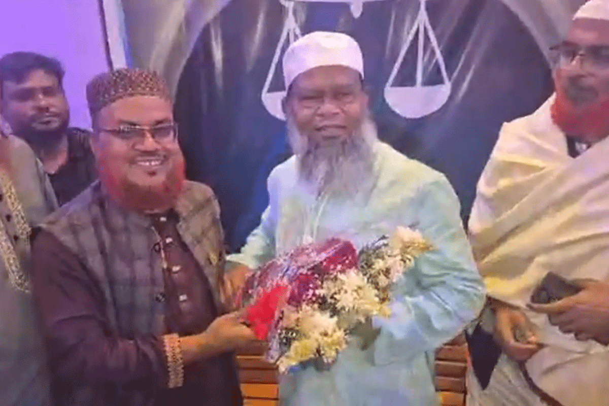 ফুল মিষ্টি নিয়ে পরাজিত প্রার্থীর বাড়িতে আব্দুল্লাহ