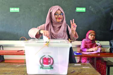 প্রথম ভোট দিলেন তারা