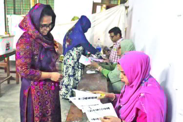 কেন্দ্রে কেন্দ্রে দলীয় কর্মী এজেন্টদের সহাবস্থান