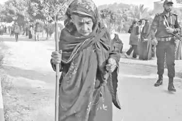 ভোট কেন্দ্রে ১০২ বছরের বৃদ্ধা