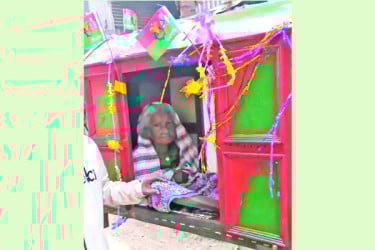 মুন্সিগঞ্জে পালকিতে চড়ে ভোট কেন্দ্রে ১০৩ বছরের বৃদ্ধা