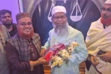 ফুল মিষ্টি নিয়ে পরাজিত প্রার্থীর বাড়িতে আব্দুল্লাহ