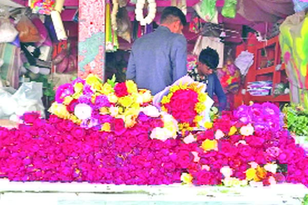 জমে উঠেছিল ফুলের কেনাবেচা