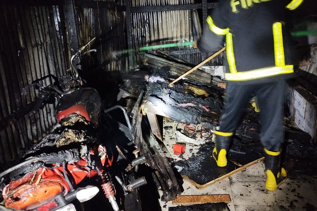 বরিশালে চামড়ার আড়তে অগ্নিসংযোগের অভিযোগ