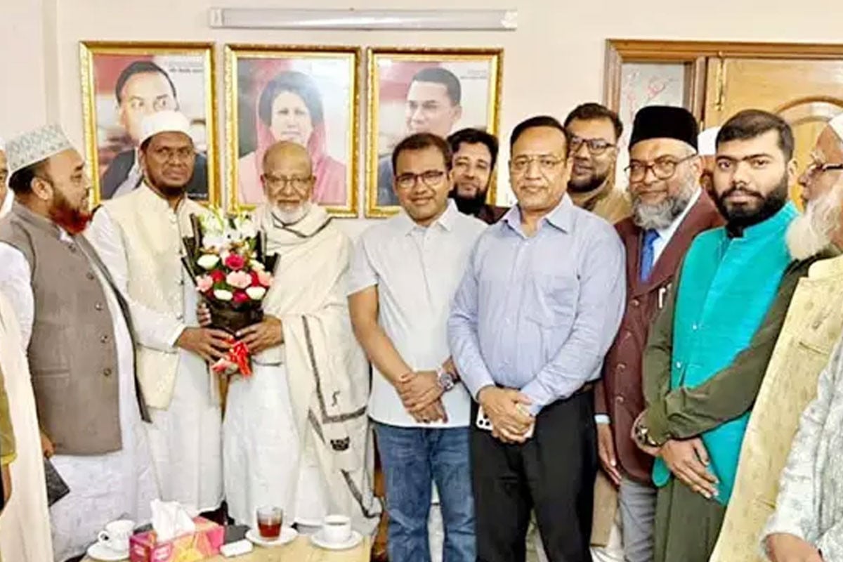 ড. মোশাররফকে পরাজিত প্রার্থীর ফুলেল শুভেচ্ছা