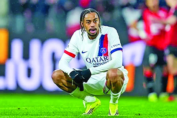 কোচহীন রেনের কাছে পিএসজির লজ্জার হার