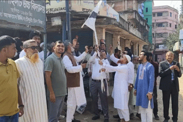 ভালুকায় ব্যানার-পোস্টার অপসারণ করলেন বিএনপির নেতাকর্মীরা