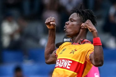 পিএসএলে দল পেলেন মুজারাবানি