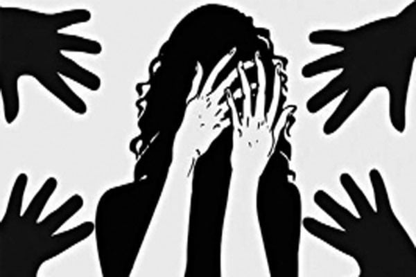 সন্তানদের অস্ত্রের মুখে জিম্মি করে গৃহবধূকে ধর্ষণ