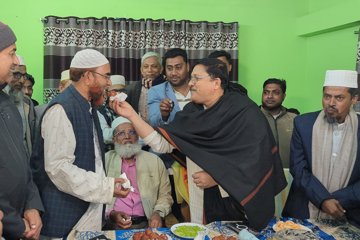 মাগুরা-১ আসনে পরাজিত প্রার্থীকে মিষ্টি মুখ করালেন নবনির্বাচিত এমপি