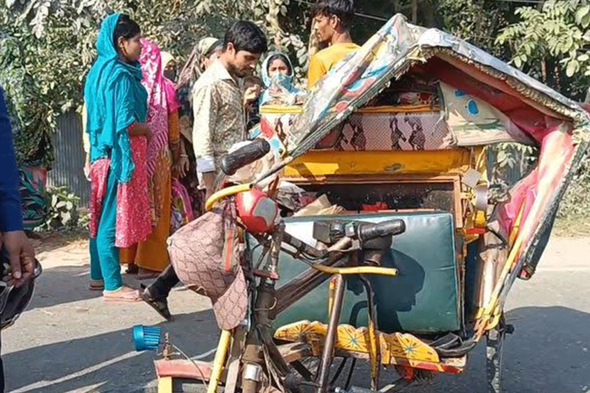 সিরাজগঞ্জে বাসচাপায় গৃহবধূ নিহত, সড়ক অবরোধ