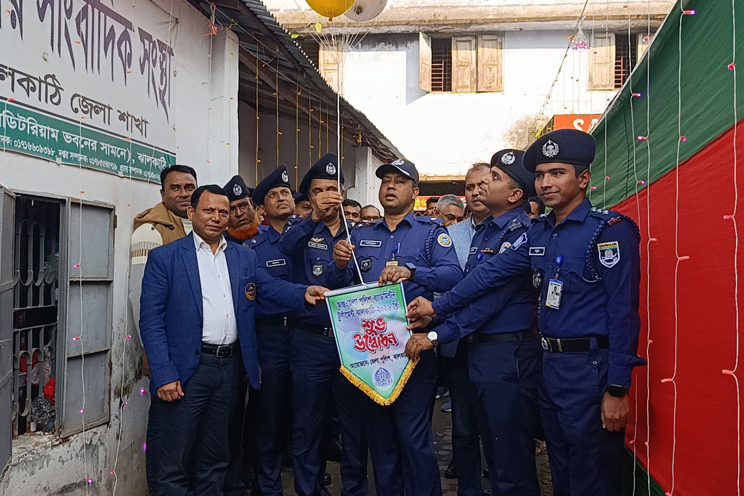 ঝালকাঠি জেলা পুলিশের ব্যাডমিন্টন টুর্নামেন্টের উদ্বোধন