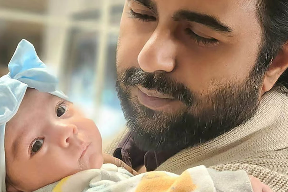 দুই মাস পর মেয়ের ছবি প্রকাশ্যে আনলেন অপূর্ব