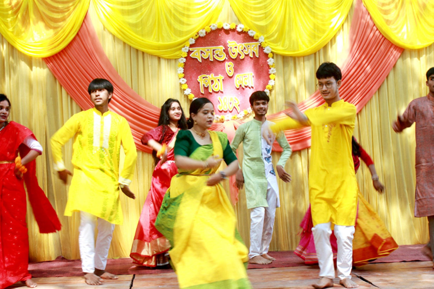 বসন্ত উৎসবে তারুণ্যের উচ্ছ্বাসে দিনভর মুখরিত কলেজ ক্যাম্পাস