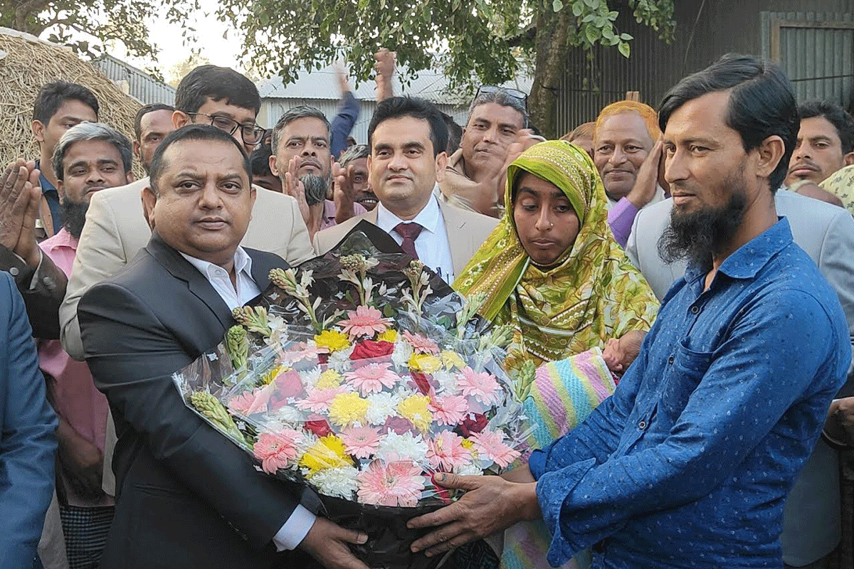 ভোটের লাইনে দাঁড়ানোর পর প্রসববেদনা, জেলা প্রশাসনের উপহার পেল নবজাতক