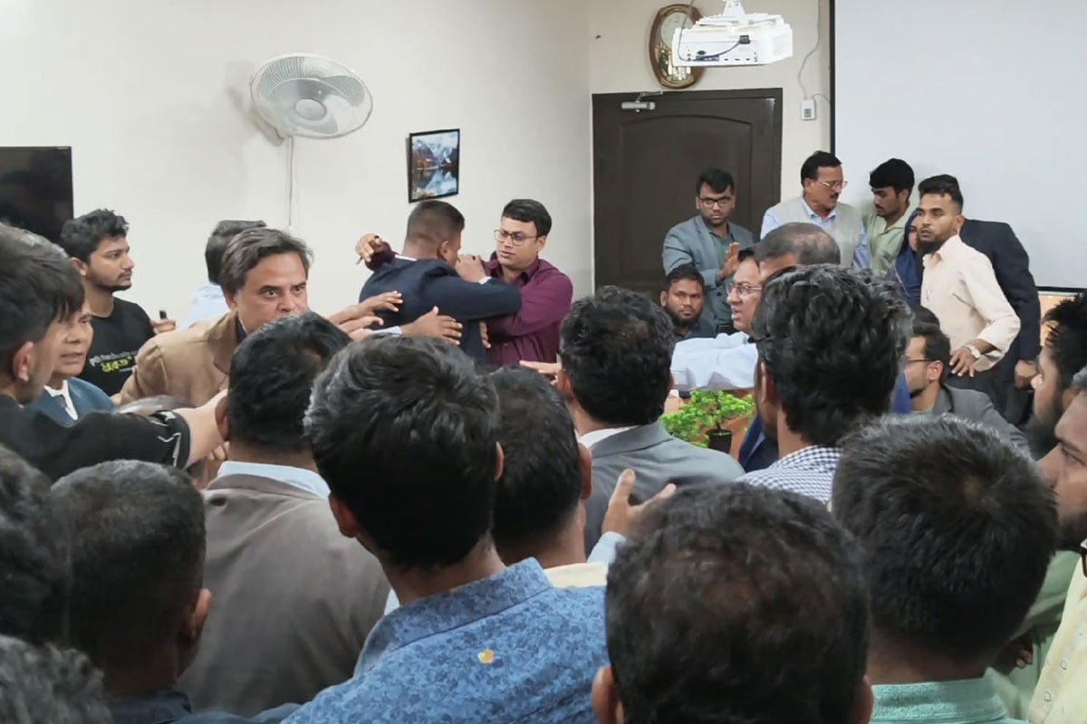 ভিসি-প্রো-ভিসির পদত্যাগ দাবিতে ফটকে তালা, দফায় দফায় হট্টগোল