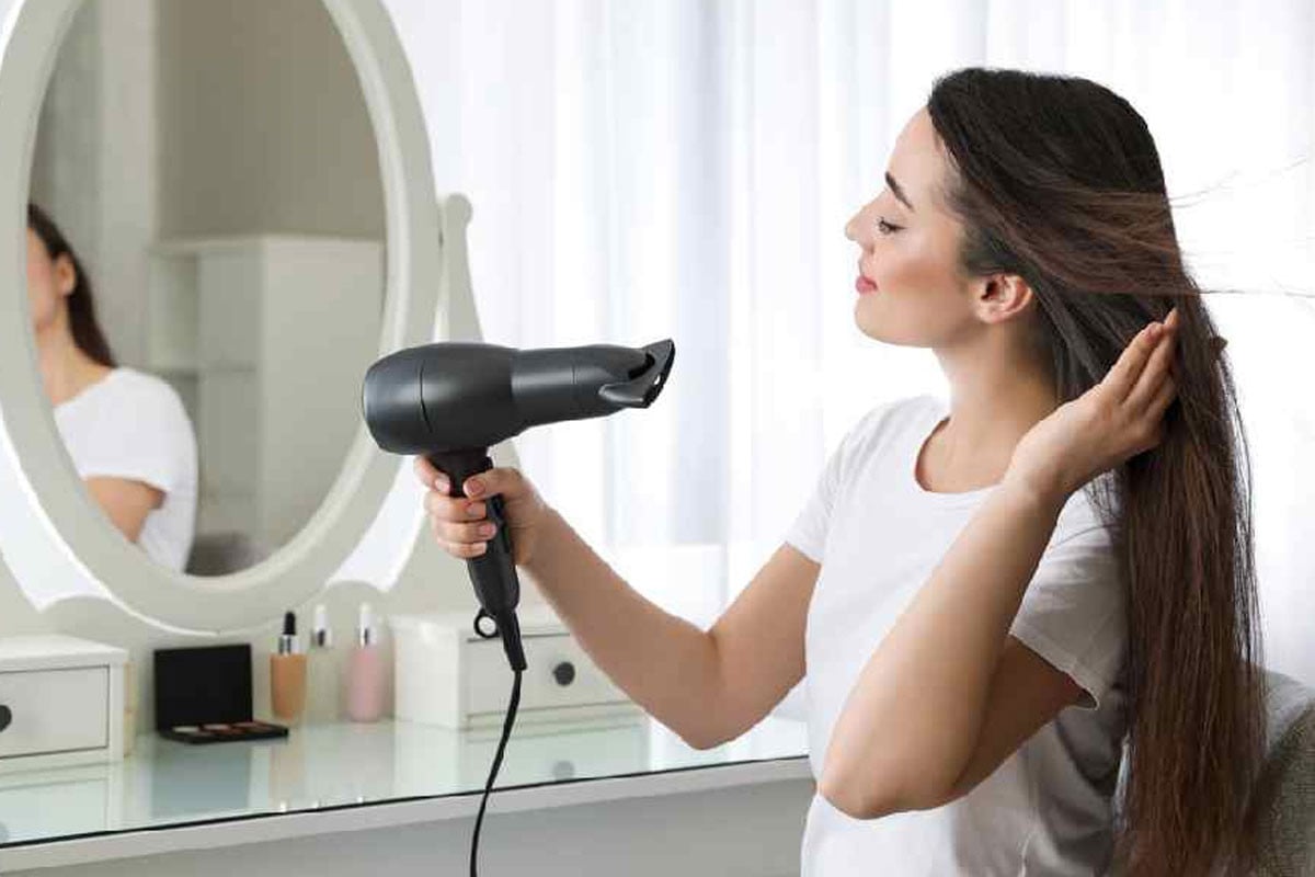 হেয়ার ড্রায়ার ব্যবহার করছেন? অজান্তেই চুলের ক্ষতি করছেন না তো!