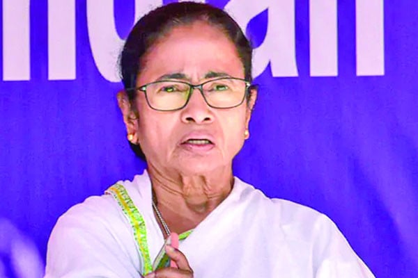 মিষ্টি আর ফুল পাঠালেন মমতা