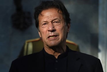 স্বাস্থ্যের অবনতি, হাসপাতালে নেয়া হচ্ছে ইমরান খানকে